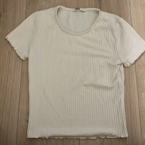 Vit ribbad topp från ONLY - Säljer en vit ribbad top! Från ONLY, två små fläckar.