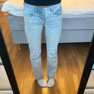 Ljusblå jeans från weekday - Ljusblå jeans från weekday i fint skick! Storlek 25/32