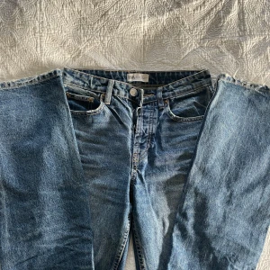 Raka jeans - Snygga simpla raka jeans med medelhög midja 