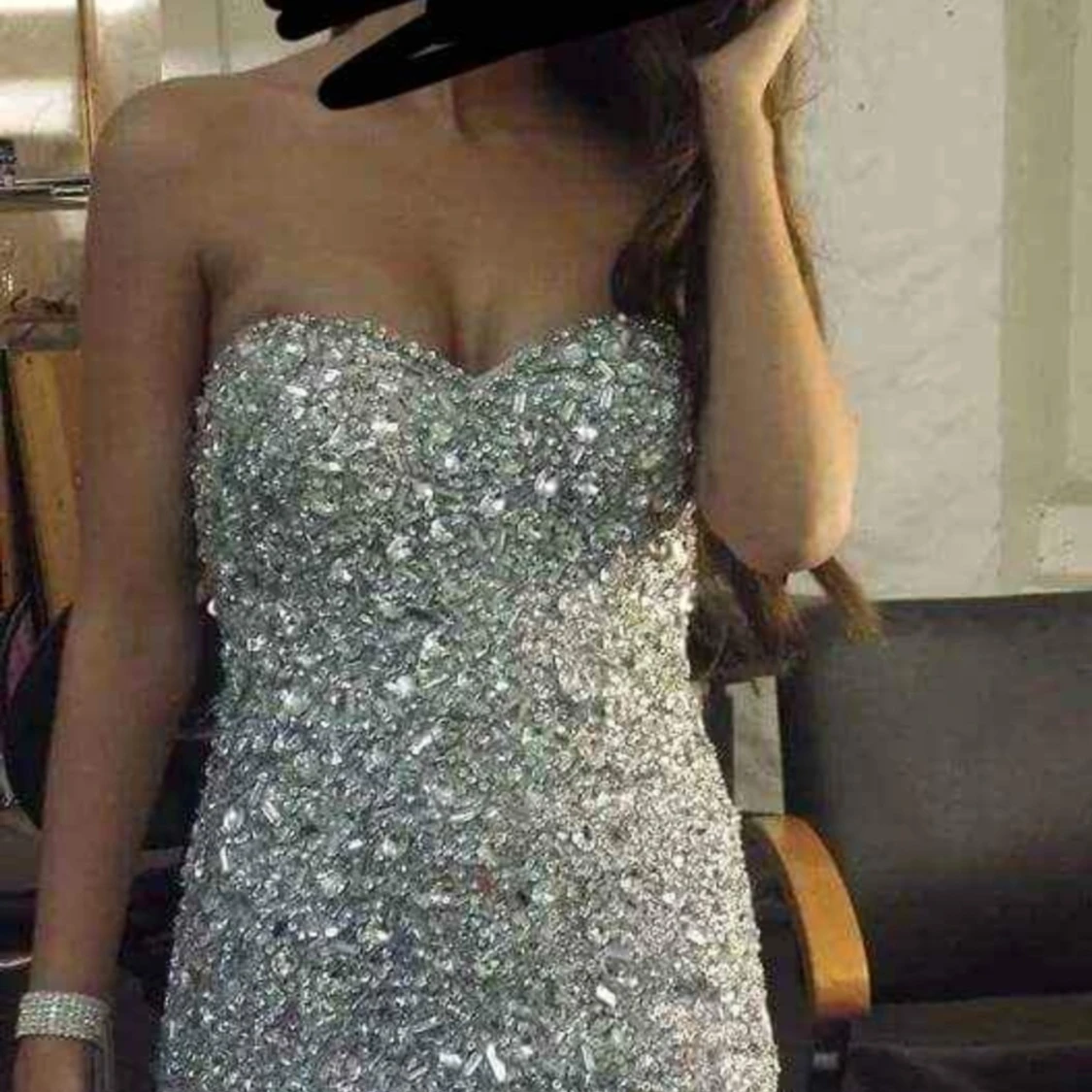 Glittrig axelbandslös långklänning - 4