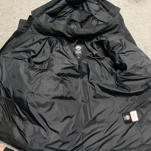 Canada Goose Wyndham - En snygg jacka som passar in till alla stilar, 10/10 skick (använd 1 gång) Äkta men har inte kvar lådan, därav lågt pris. Priset går att diskutera (BYTEN FUNKAR)