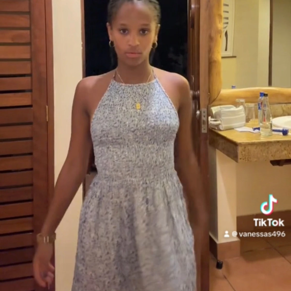 Blå ärmlös klänning