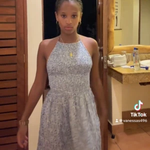 Blå ärmlös klänning - Blå glittrig sommar klänning med knyte där bak 