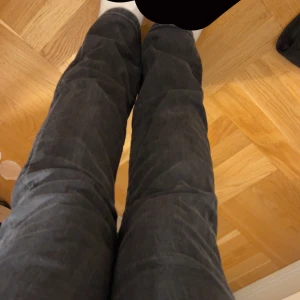 Svarta jeansbyxor - Jeans storlek 27/31