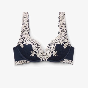 Intimissimi, marinblå spets-bh med vita detaljer - Köpt för 600 kr, använd enbart 1 gång. Elegant marinblå bh med vacker vit spetsdetaljering. Justerbara axelband och knäppning bak för perfekt passform. Perfekt för att känna sig extra fin.