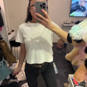 Vit t-shirt - Säljer en klassisk vit t-shirt med normal passform.   