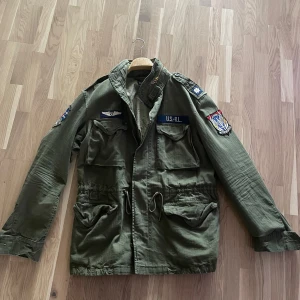 Ralph Lauren Field Jacket - Säljer min Ralph Lauren Field Jacka i storlek M då den inte används. Jackan är som ny använd 2-3 gånger. Perfekt jacka till vår/höst och kallare sommardagar! Bara att höra av sig vid intresse, Mvh