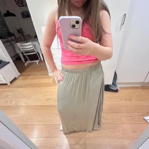 Satin långkjol  - Säljer en jättefin ljusgrön långkjol