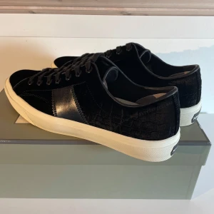 Helt nya Tom Ford cambridge - Helt nya Tom Ford skor perfekta till sommaren. Skorna är i storlek 11 us vilket motsvarar 44-45 eu. Hör av er vid frågor eller funderingar!