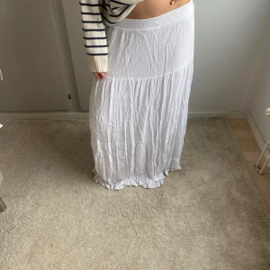 Vit långkjol - Jättegullig vit lång kjol perfekt till sommaren!☀️👗Bra skick endast använd få gånger! Längd 92 cm. 