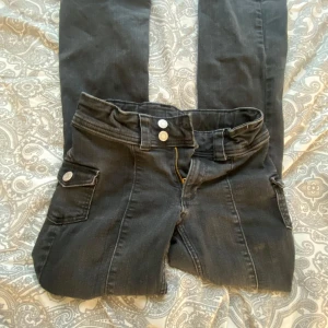Svarta bootcut jeans i str 146  - Säljer mina svarta bootcut jeans från hm i str 146 pga är nu för korta🥰
