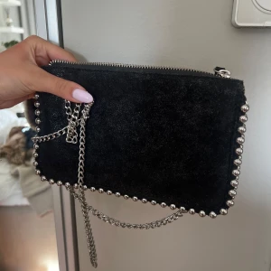 Handväska  - En superfin väska från Zara, toppen för en silver girlie. Varken för liten eller för stor, perfekt för en fest eller så 🤗🤗💋Inga defekter!