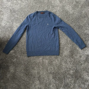 Blå merinoulltröja från Morris - Säljer denna skit snygga blå tröja från Morris i 100% merinoull. Tröjan är liten i storleken så passar dig som har XS eller är runt 160-170. Skicket är otroligt bra och knappt rörd. Skriv gärna för fler frågor eller bilder!