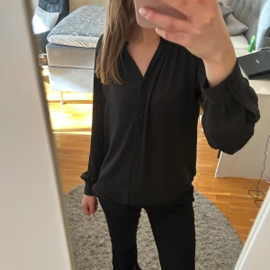 Söt svart blus - Söt blus som aldrig kommit till använding. Stor i storleken, passar S❣️