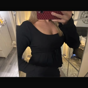 Svart ribbad topp med knyt NELLY - Topp från Nelly, aldrig använd Köpt för 199