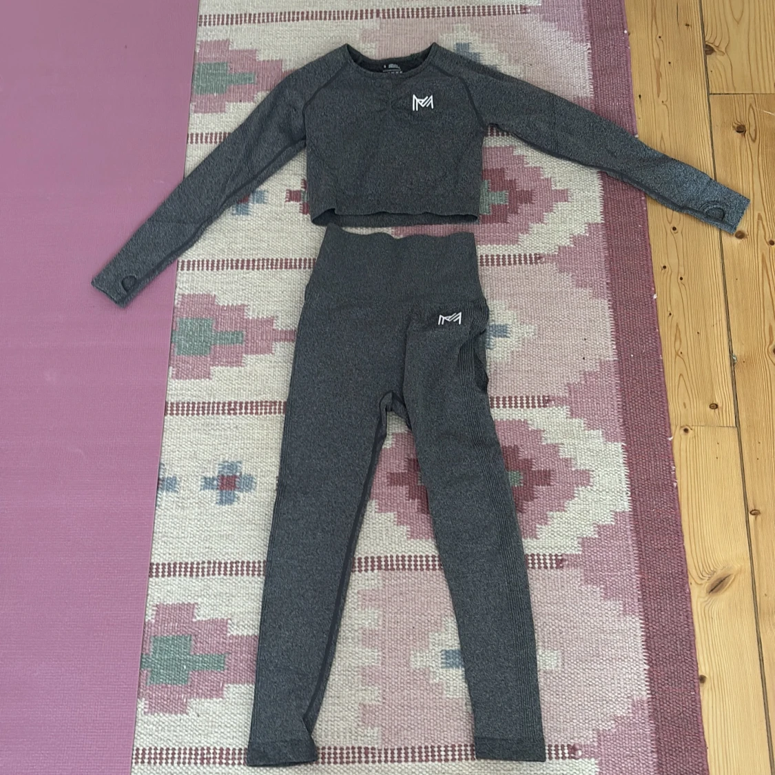 Grå croppad träningstopp och leggings med scrunch
