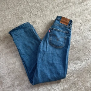Levis ribcage  - Superfint skick! Perfekt mellanblå färg som passar året om. W25 L29