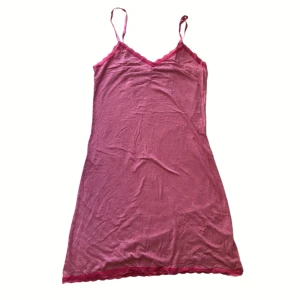 Rosa och vit randig klänning - Söt rosa och vit randig klänning med smala axelband och spetsdetaljer vid halsringningen. 