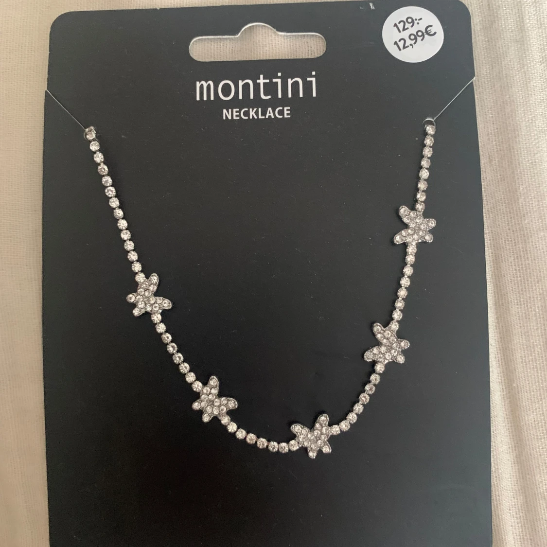 Silverfärgat halsband med stjärnor från Montini