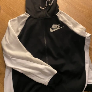 Svarta och vita mjukisbyxor från Nike - Nike set. Både ziphood och mjukisbyxor. 300kr st men Säljer båda för 500. Knappt använd 