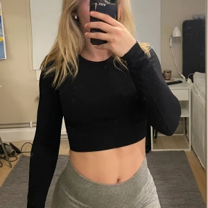 Svart ribbad croppad träningströja  - Säljer en stilren svart ribbad croppad träningströja med långa ärmar😍