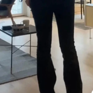Svarta bootcut jeans  - Säljer dessa snygga svarta lowwaisted bootcut flared jeans från Gina Tricot. De är i bra skick då jag endast använt de ett par fåtal gånger. De är i storlek 32, nypris är 500 kr. Bara skriv vid ev. frågor, pris kan diskuteras❤️