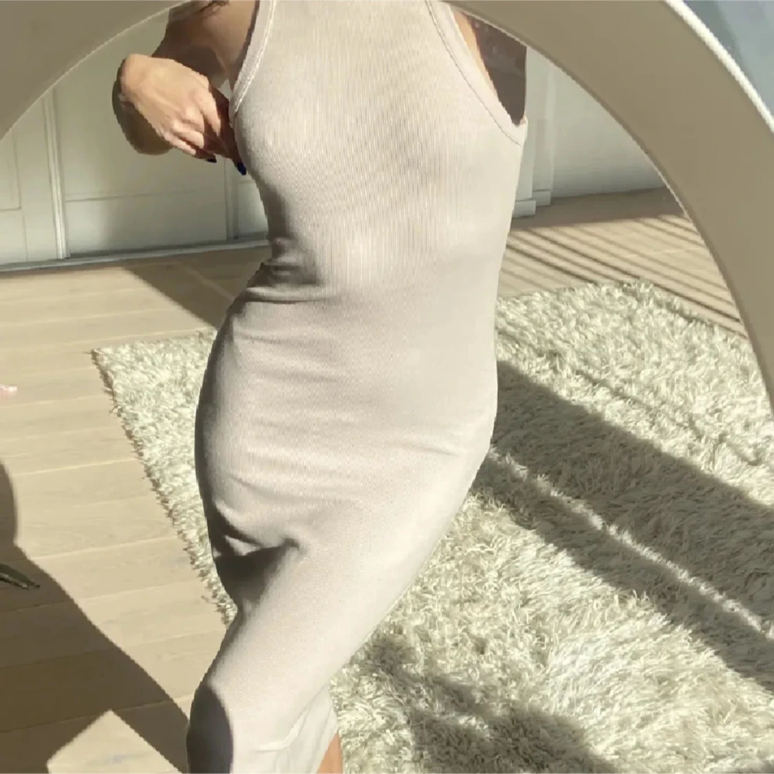 Beige ribbad klänning