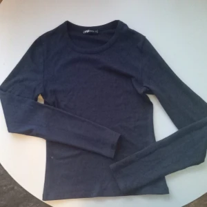Mörkblå långärmad tröja från FB Sister🤩🫐 - Säljer en stilren mörkblå långärmad tröja från FB Sister😋. Perfekt för en avslappnad look, med rund halsringning och mjukt material som känns skönt mot huden. Passar bra till jeans eller kjol för en enkel och snygg outfit.🌞