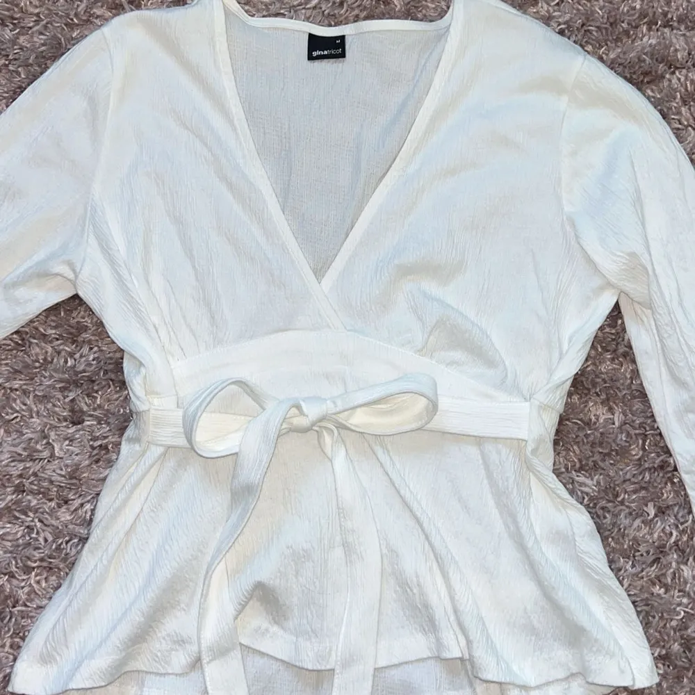 Säljer denna så fina blusen från Gina tricot! Har använts 1 gång och säljs pga att den inte riktigt passar mig😍Den är i storlek M och är bra skick! Skriv priv vid frågor! 🥰. Puserot.