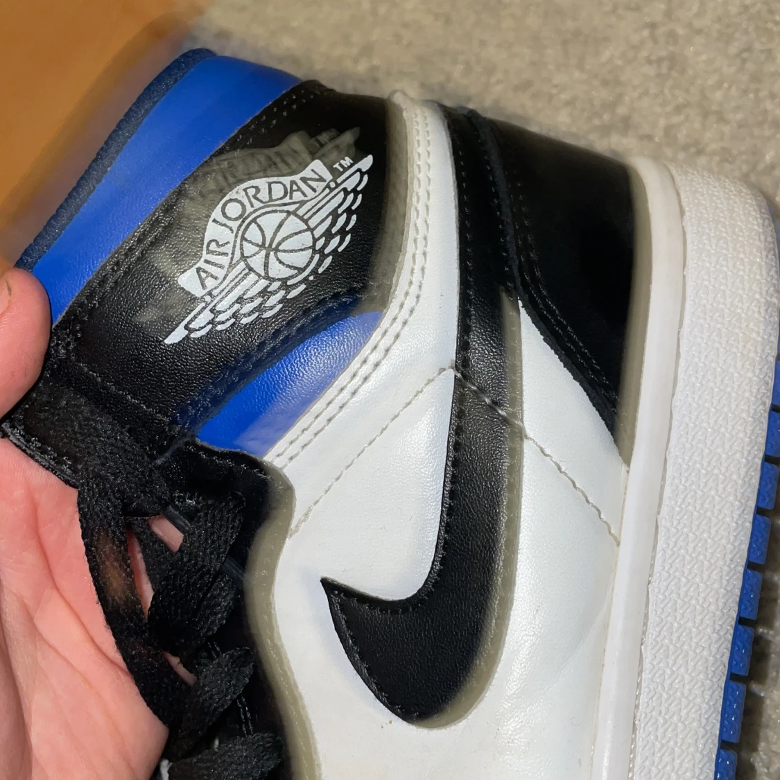 Nike Air Jordans i svart, vit och blå. - 3