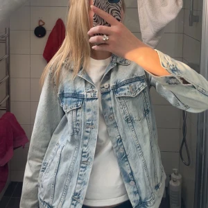 Ljusblå jeansjacka - Ljusblå jeansjacka, perfekt till våren och sommaren! Knappt använd, inga defekter!💗