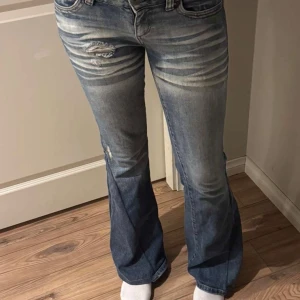 Lowrise bootcut jeans - Omsydda jeans Lågmidjade bootcut  Grenhöjden: 19 cm Midjemått: 38cm Innerbenslängden: 82 cm