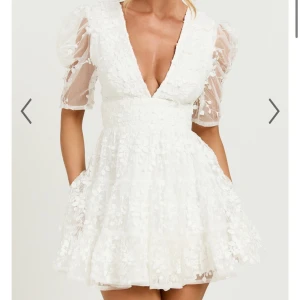 Studentklänning  - Säljer en populär kortklänning med blommigt mönster och v-ringning. Klänningen har korta puffärmar i transparent material och en dragkedja i ryggen. Perfekt som studentklänning och är slutsåld i alla storlekar. Man kan även minska v-ringningen, som man ser på sista bilden. Kan posta samma dag om man klickar på köp nu🫶🫶