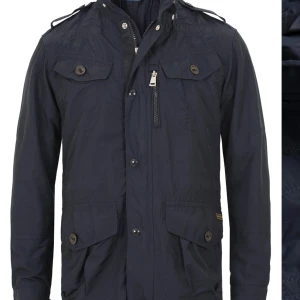 Polo Ralph lauren field jacket - Snygg svart jacka från Polo Ralph Lauren med dragkedja och knappar. Jackan har flera praktiska fickor och en stilren design. Perfekt för en cool och avslappnad look. Nypris runt 5000kr! Äkthetsbevis finns! Bara höra av sig vid eventuella funderingar!