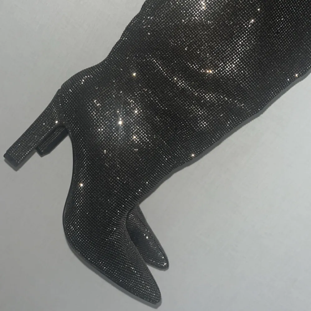 Säljer mina helt oanvända boots i storlek 37, perfekta för event🖤🖤. Kengät.