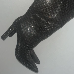 Glitter Boots  - Säljer mina helt oanvända boots i storlek 37, perfekta för event🖤🖤