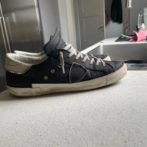 Philippemodel skor - Philippe model skor i färgen marinblå, box medföljer