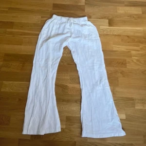 Vita linnebyxor - Snygga vita linnebyxor med en avslappnad passform. Byxorna har en elastisk midja för extra komfort och är perfekta för varma dagar. Står varken storlek eller vart de är ifrån då lappen var bortklippt när jag fick de av min kompis, tror de passar någon kring 150 cm