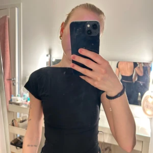 Svart topp med öppen rygg från Shein - Säljer en svart topp från Shein med en stilren design och öppen rygg. Toppen har korta ärmar och en tight passform, perfekt för en kväll ute. Tillverkad i ett mjukt och bekvämt material. Aldrig använd💞