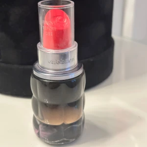 Cacharel Yes I Am Pink First - Eau de parfum från Cacharel Yes I Am Pink First erbjuder en långvarig doftupplevelse. Med 10 % till 20 % parfymolja är det en av de mest koncentrerade formuleringarna. Parfymen är använd men har mer än halva flaskan kvar 