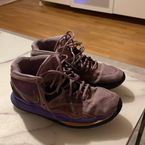 Kyrie Infinity Basketskor - Bra basketskor som du kan använda när du spelar utomhus då de ger suverän fotledsstöd. Nike producerar inte skor längre med Kyrie Irving vilket gör de mer efterlängtade!