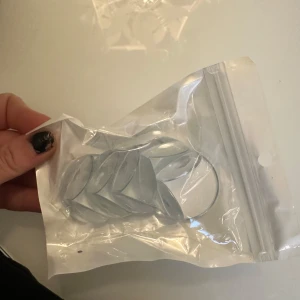 Hörnskydd TransparentDiskreta hörnskydd till vassa hörn - Diskreta hörnskydd i transparent silikon för bord eller andra vassa hörn. Förhindrar att ditt barn skadar sig på farliga hörn i hemmet. Fästs enkelt med den medföljande dubbelhäftande tejpen. Den transparenta designen på hörnskydden smälter fint in med dina möbler och tar liten plats.