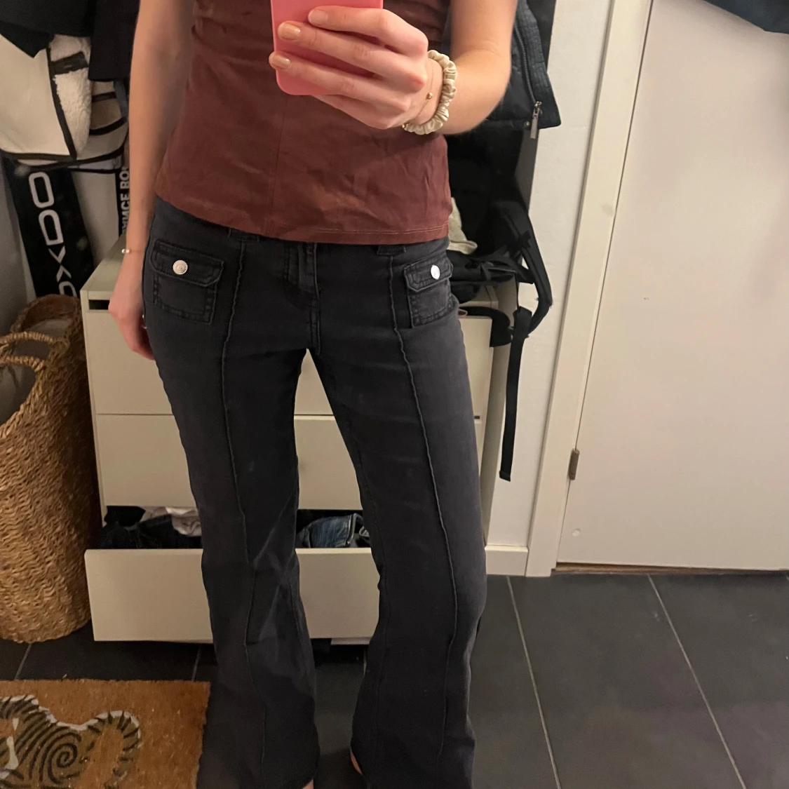 Svarta bootcut jeans med knappar