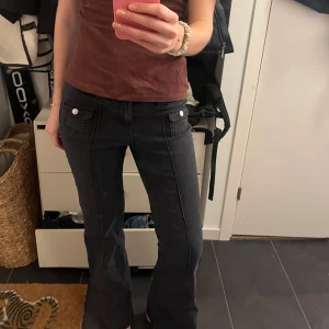 Svarta bootcut jeans med knappar - Snygga svarta bootcut jeans!!🫶