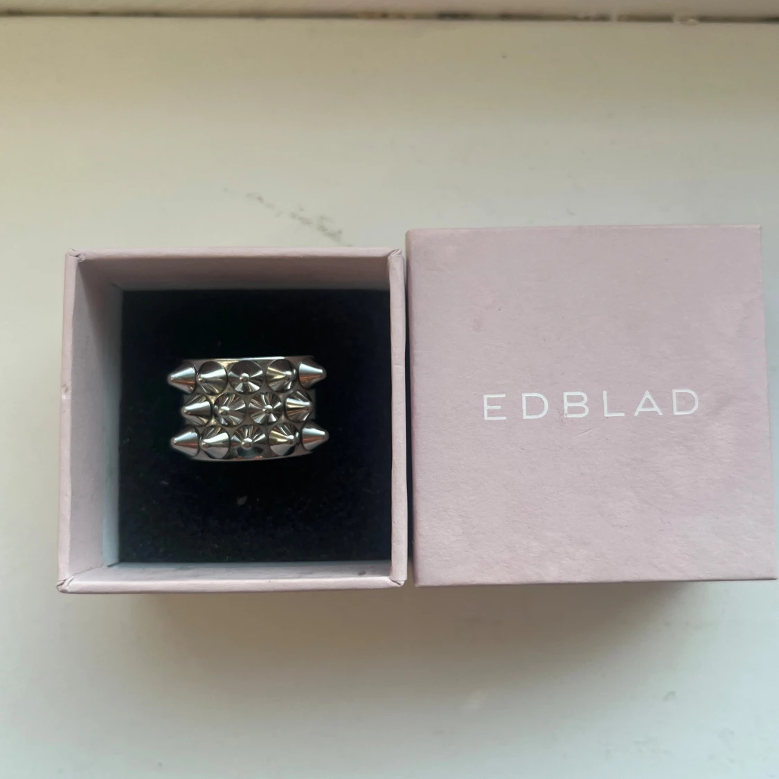 Silverfärgad ring med nitar från Edblad - 1