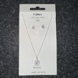 Örhängen och halsband set silver - Helt nya. Fråga vid frågor 💕