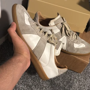 Maison margelia - Säljer mina färscha maison margelias i storlek 42! Passar något större, skorna är väl omhändertagna som det syns på bild och är i allmänt väldigt bra skick! Vid frågor är det bara att skicka ett DM!