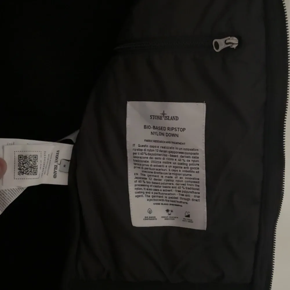 Säljer en stilren svart jacka från Stone Island med dragkedja och långärmad design. Jackan är helt ny aldrig använd.. Takit.