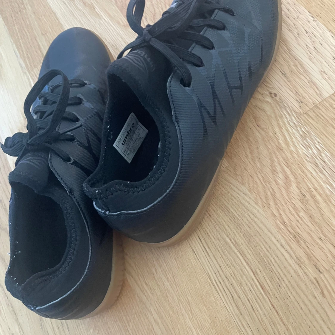 Svarta fotbollsskor från Umbro - 1