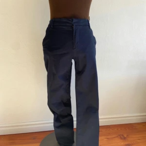 Mörkblå byxor från Holly & Whyte - Snygga mörkblå byxor från Holly & Whyte by Lindex. De har en klassisk design med lite slim men raka ben. Perfekta för en stilren look.
